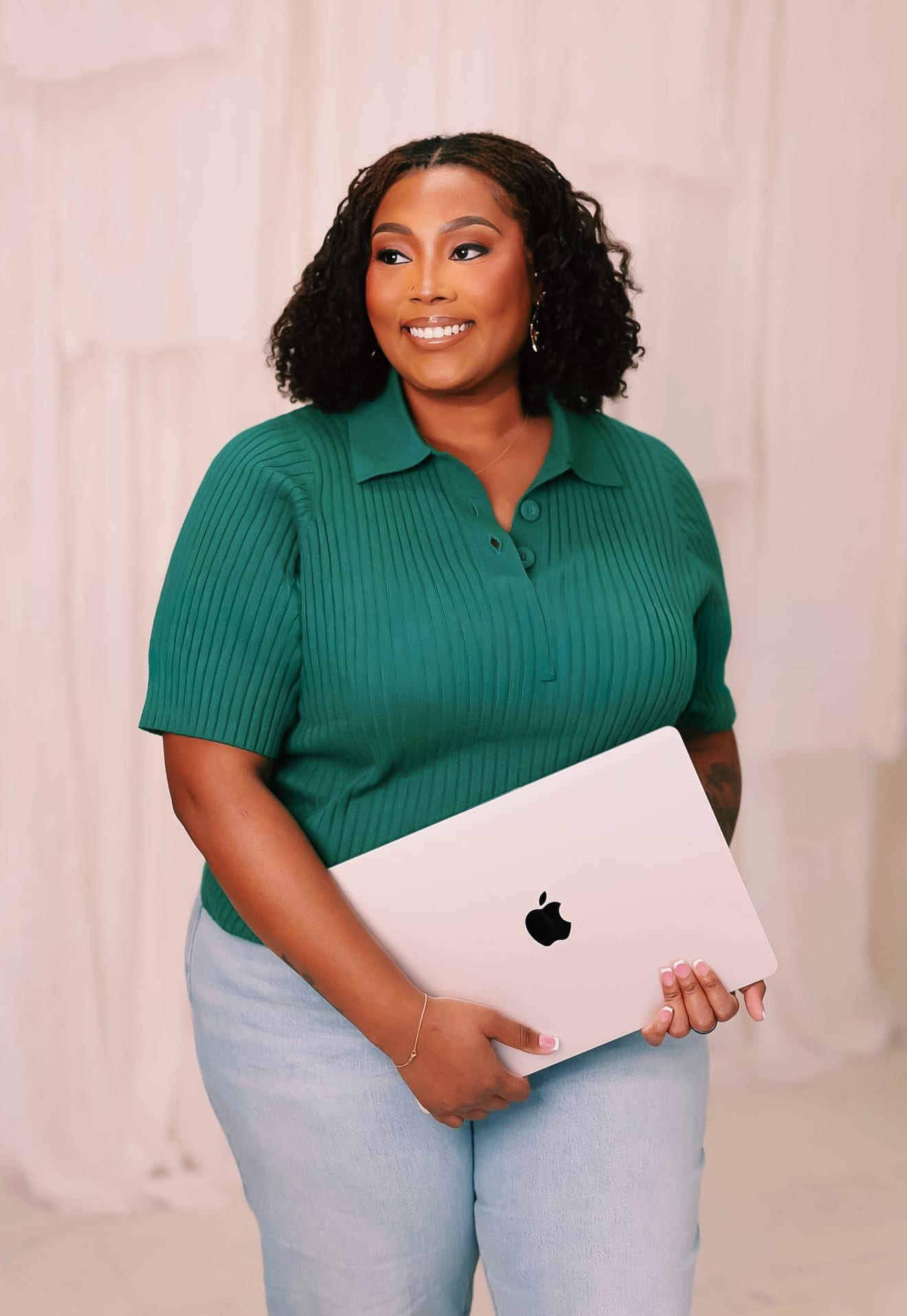 Jalonni Weaver, LinkedIn creator, holding a laptop | personal branding and career education